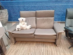 2 Sitzer Sofa Aurora Leder Paloma Silver Grey Grau Füße Edelstahl Poliert Rund