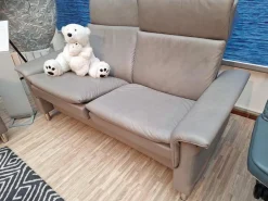 2 Sitzer Sofa Aurora Leder Paloma Silver Grey Grau Füße Edelstahl Poliert Rund