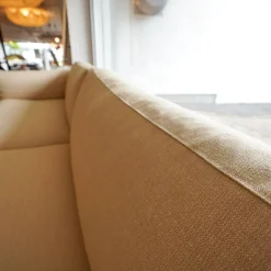 2 Sitzer Sofa EJ280 Wollstoff Hellgelb Beine Metall