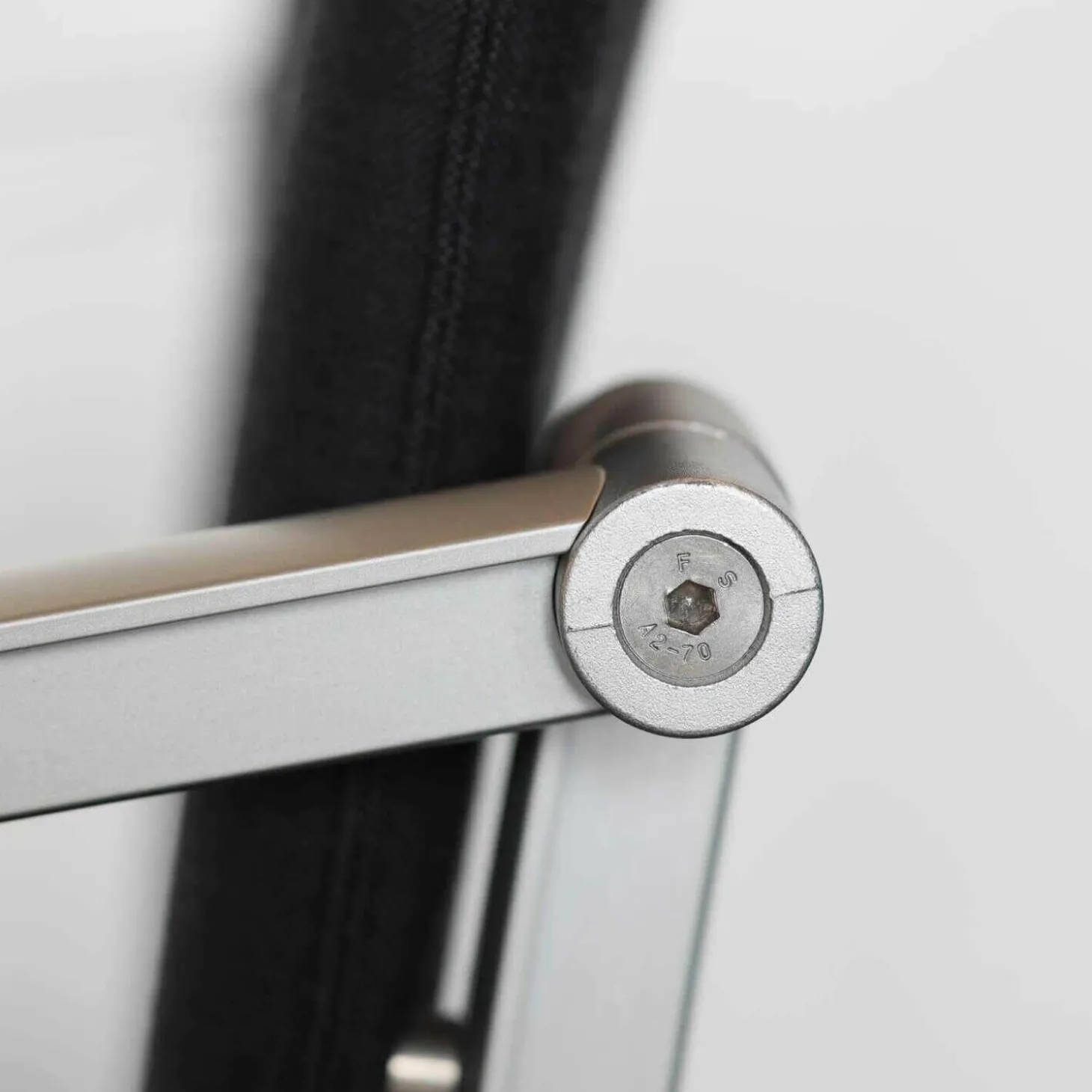 A900 Armlehnstuhl Bezug Stoff Anthrazit Gestell Aluminium Eloxiert