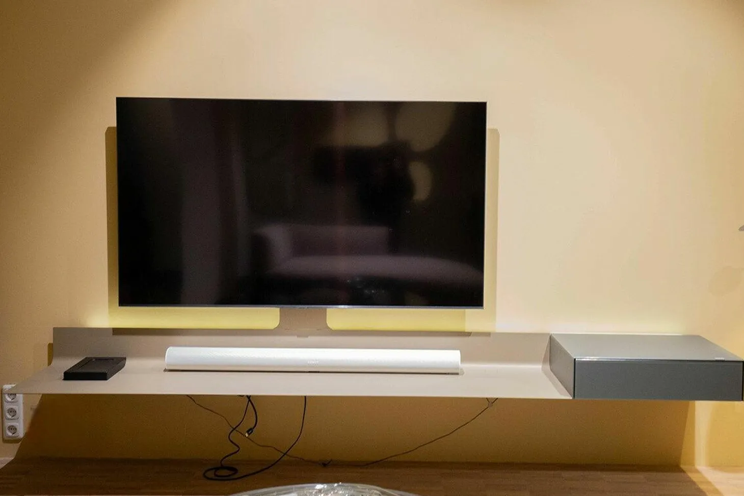 Air-Board ARL 2000 Metall Champagne Matt Pulverbeschichtet Beige Grau Front und Auflage Colour Glas Granit Grau Inklusive Beleuchtung Und Mediaparket