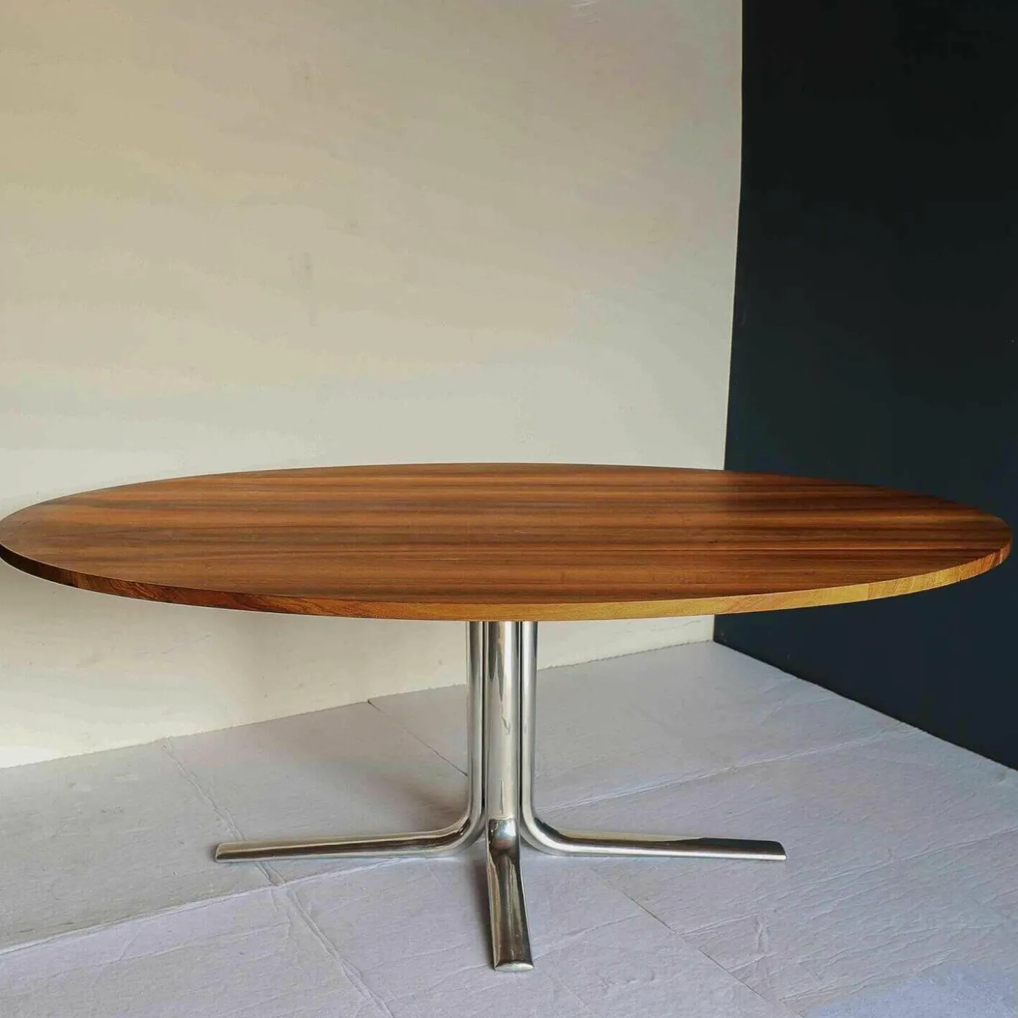 Aliz Massivholztisch Platte Eliptisch Nussbaum Oberfläche Geölt Gestell Aluminium Poliert