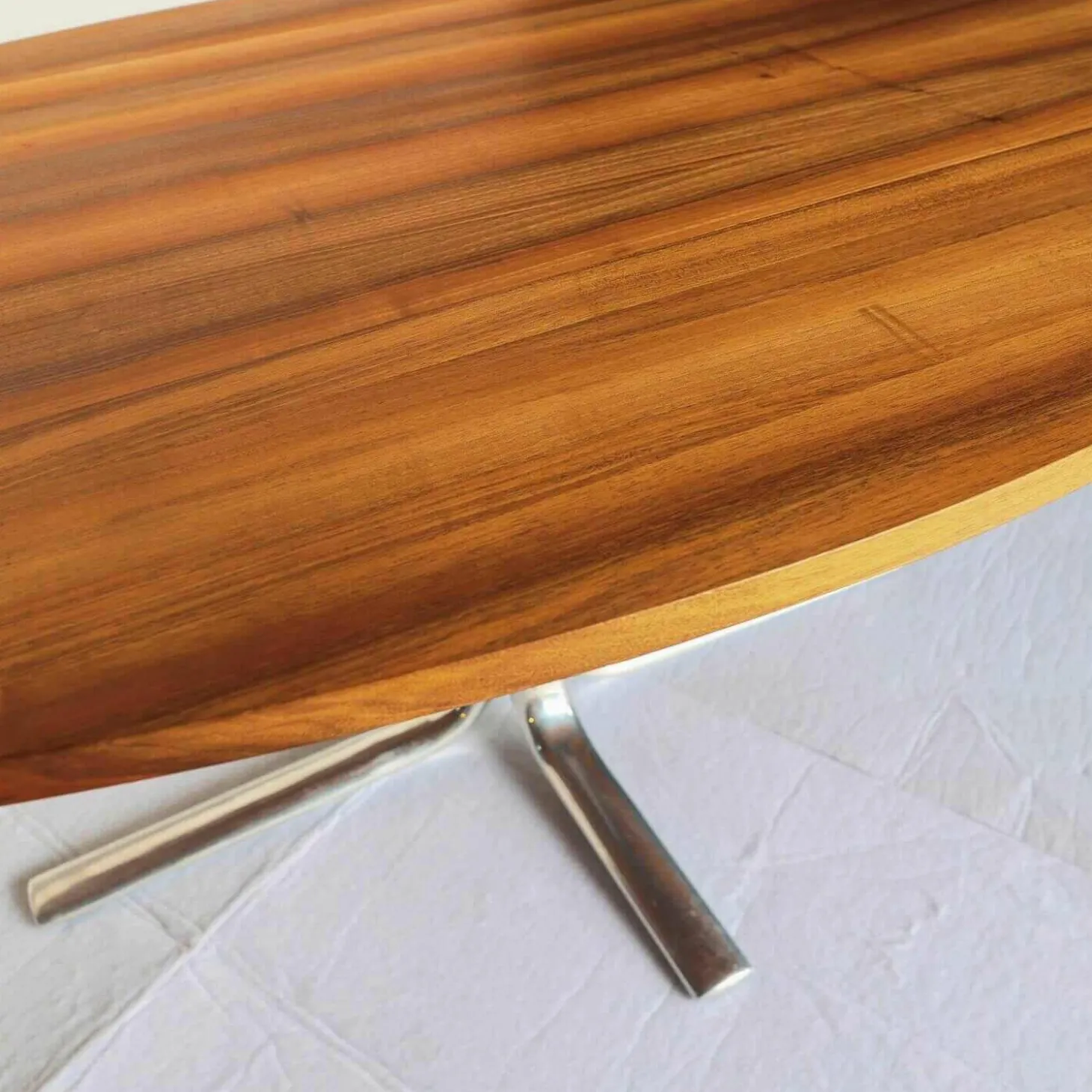 Aliz Massivholztisch Platte Eliptisch Nussbaum Oberfläche Geölt Gestell Aluminium Poliert