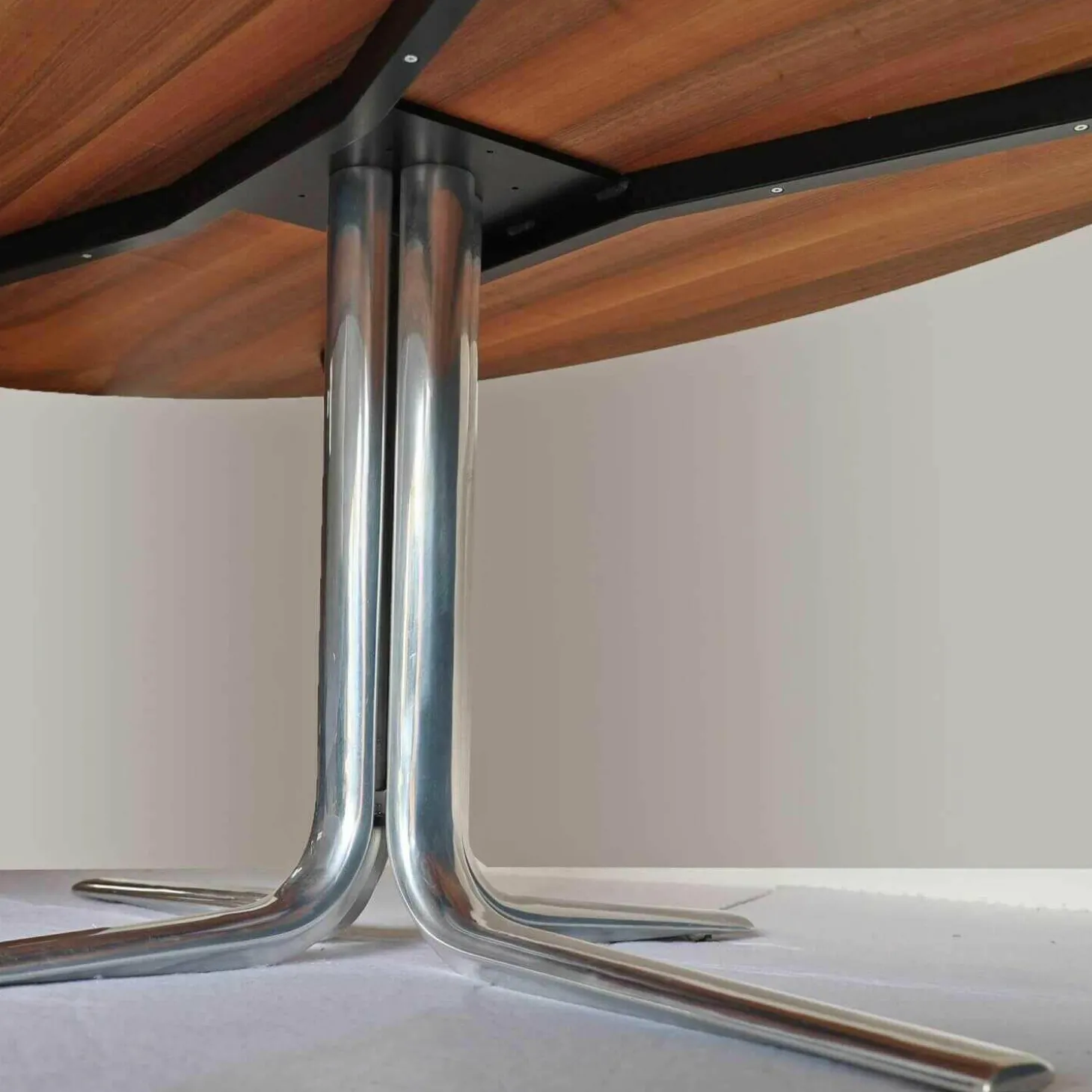 Aliz Massivholztisch Platte Eliptisch Nussbaum Oberfläche Geölt Gestell Aluminium Poliert