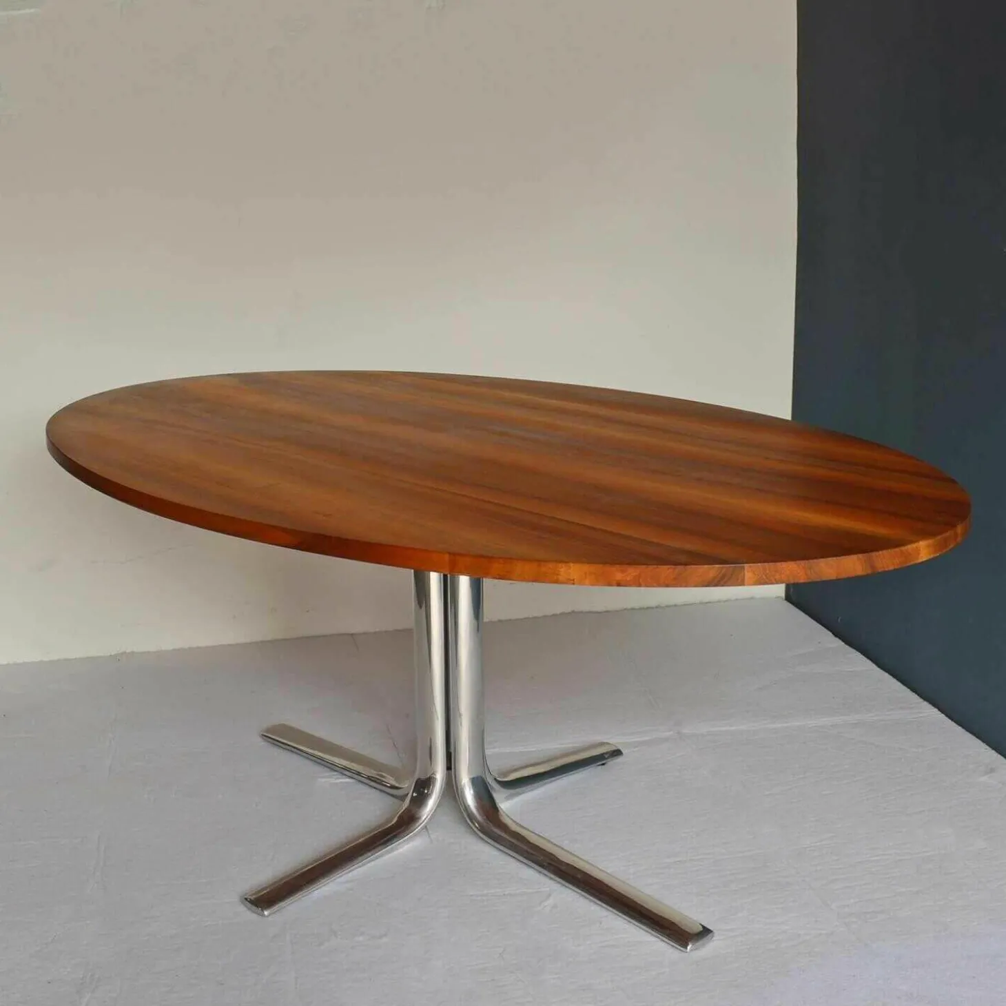 Aliz Massivholztisch Platte Eliptisch Nussbaum Oberfläche Geölt Gestell Aluminium Poliert