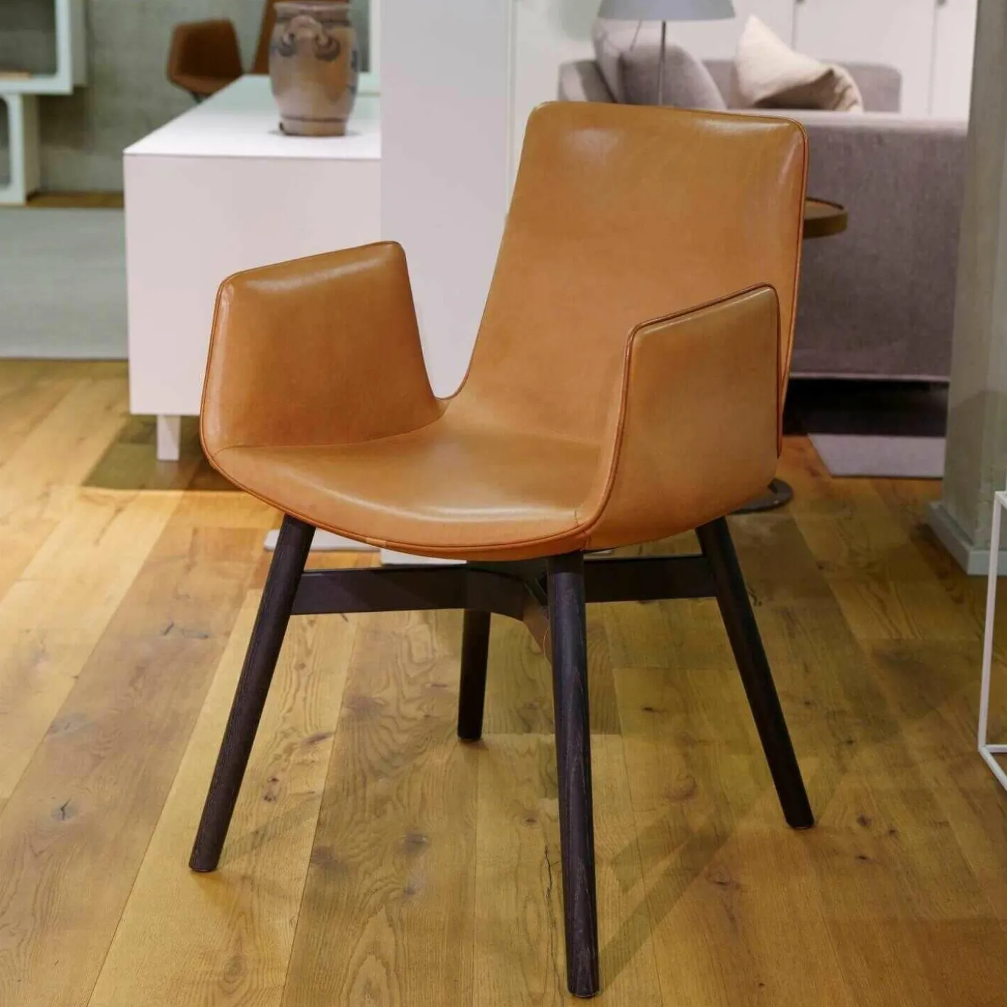 Amelie Leder Oman Cognac 50105 Gestell Eichenholz Schwarz Gebeizt