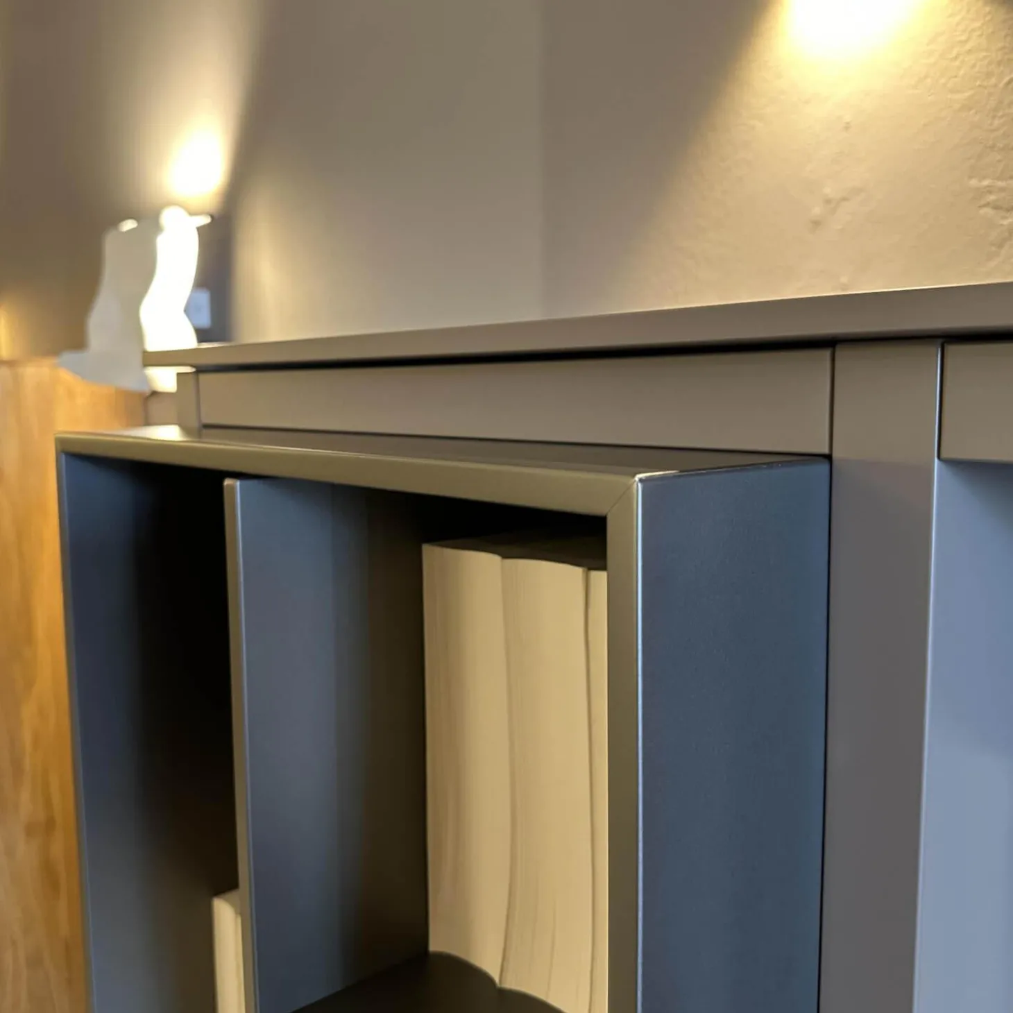 Anbaukombination Wall System Lack Matt Tortora Piombo Grau Vitrine Rauchglas