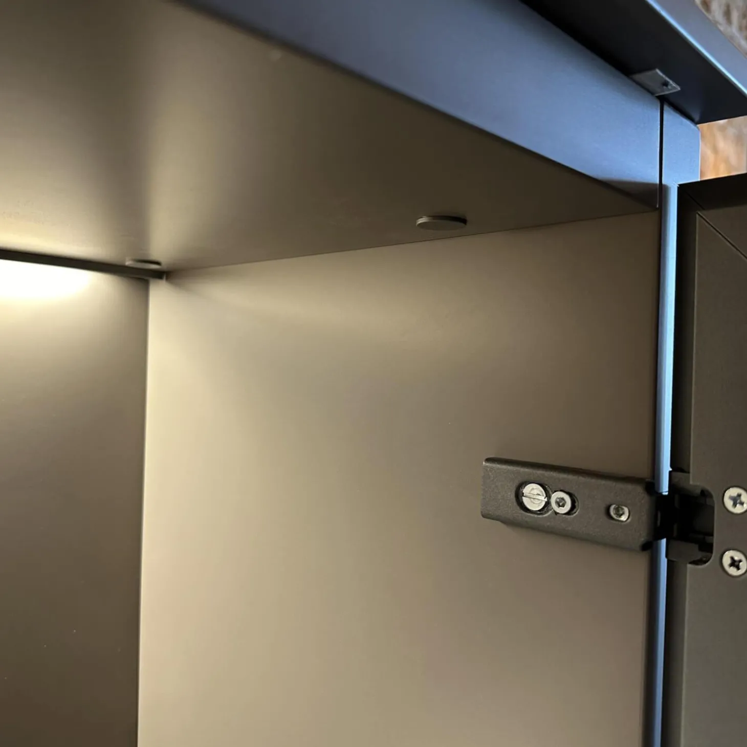 Anbaukombination Wall System Lack Matt Tortora Piombo Grau Vitrine Rauchglas