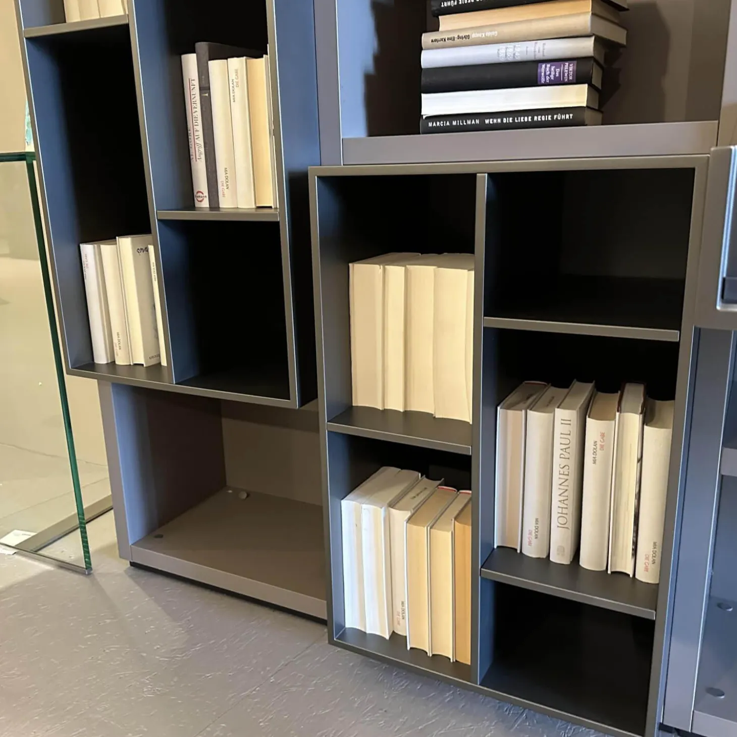 Anbaukombination Wall System Lack Matt Tortora Piombo Grau Vitrine Rauchglas