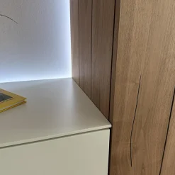 Anbauwand Gentis Lack Weiß Akzent Kernnussbaum Naturstamm Mit Beleuchtung