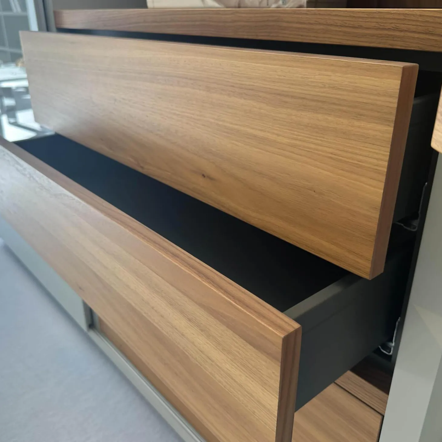 Anbauwand Mega Design Lack Seidengrau Grau Akzent Kernnussbaum