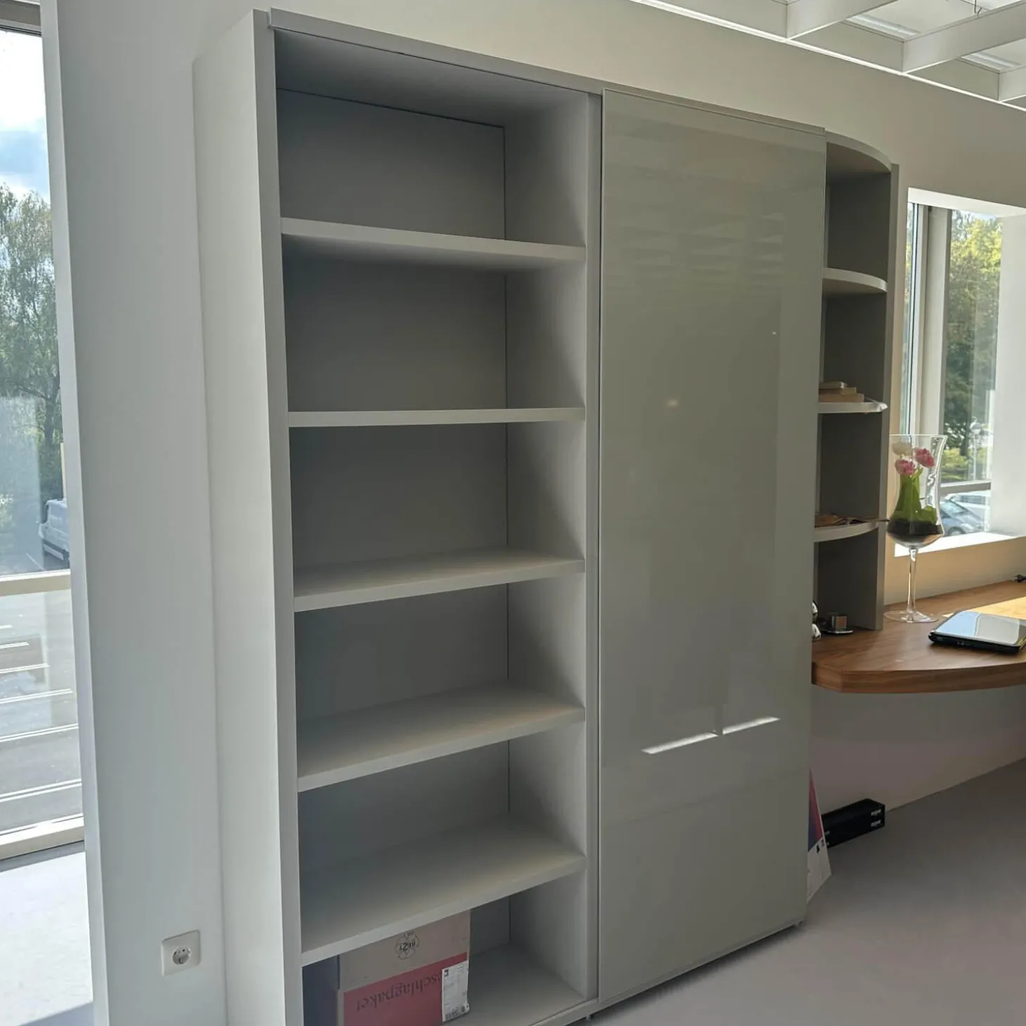 Anbauwand Mega Design Lack Seidengrau Grau Akzent Kernnussbaum