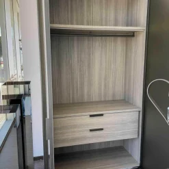 Ankleide Gliss Master Korpus Böden Rückwand aus Zirbelkiefer Silber mit Beleuchtung