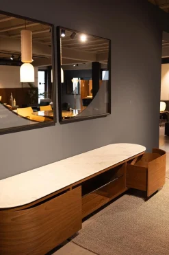 Anrichte Rondos Mamorplatte Bianco Carrara Opaco Weiß Korpus Furniert Amerikanischer Nussbaum Mit Einem Offenen Fach