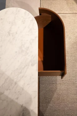 Anrichte Rondos Mamorplatte Bianco Carrara Opaco Weiß Korpus Furniert Amerikanischer Nussbaum Mit Einem Offenen Fach