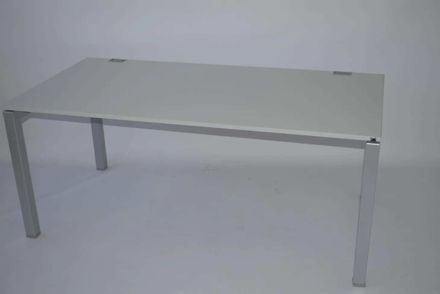 Arbeitstisch Basic 4 Platte und Plattenkante Kunststoff Uni Lichtgrau Gestell Alufarbig