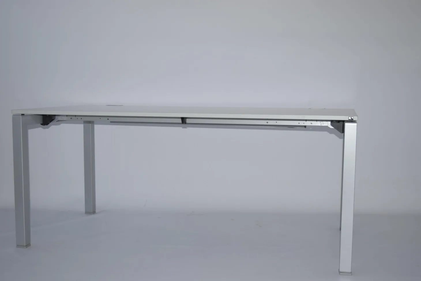 Arbeitstisch Basic 4 Platte und Plattenkante Kunststoff Uni Lichtgrau Gestell Alufarbig