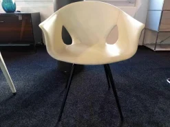 Armlehnenstuhl Ginger Ale Leder Latte Bianco Weiß Gestell Schwarz Lackiert