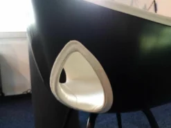 Armlehnenstuhl Ginger Ale Leder Latte Bianco Weiß Gestell Schwarz Lackiert