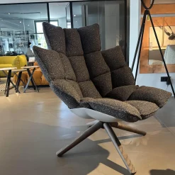 Armlehnsessel Husk H3G Schale Tortora Weiß Sitz Stoff Sambuco Anthrazit Gestell Eiche Grau Mit Hocker