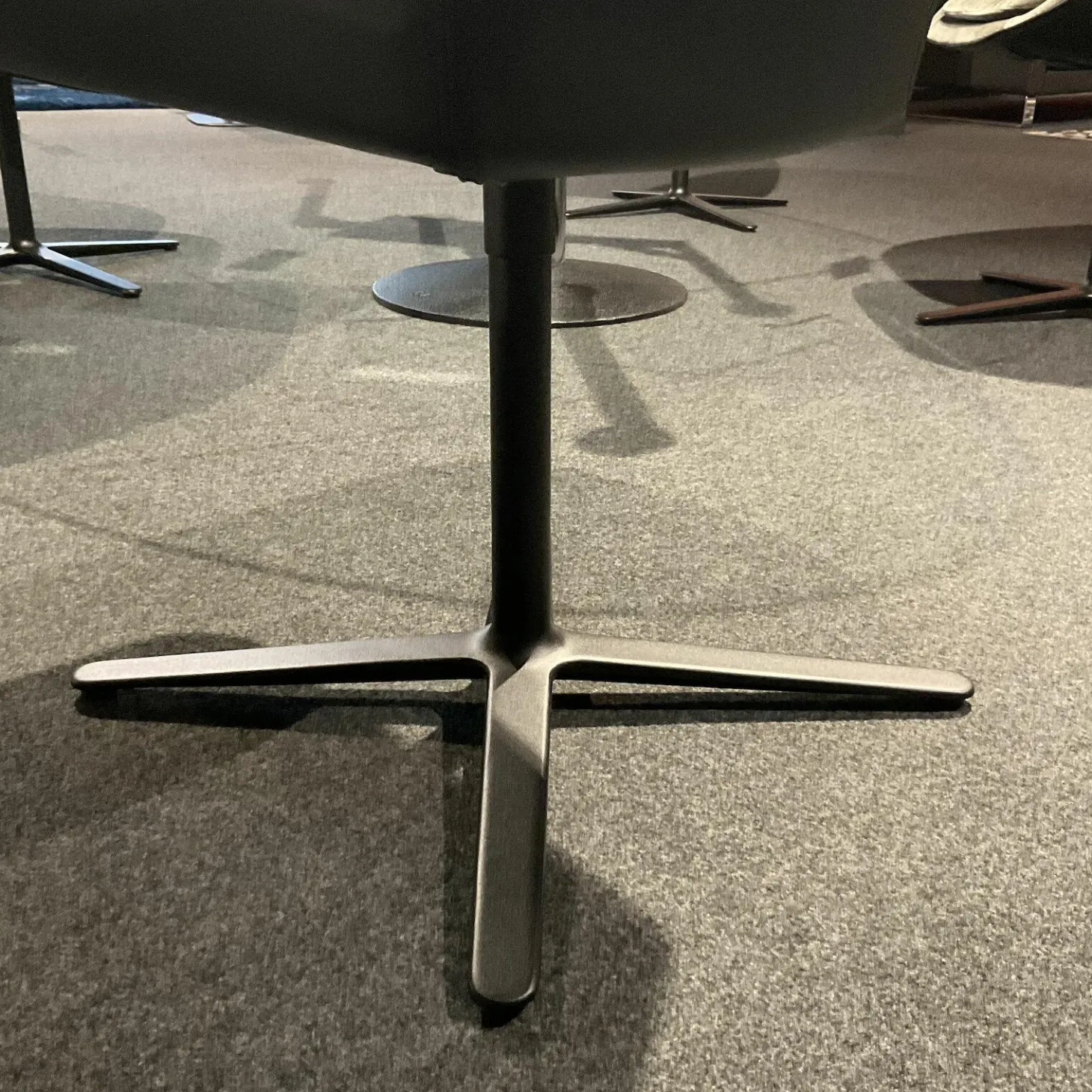 Armlehnstuhl 2043 Dan Stoff Charmellle Cloud 81 Beige Drehgestell Schwarz Mit Rückholmechanik