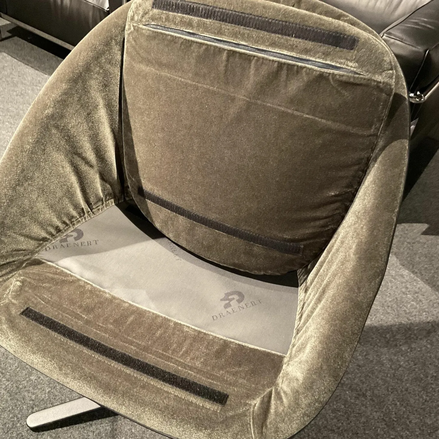 Armlehnstuhl 2043 Dan Stoff Charmellle Cloud 81 Beige Drehgestell Schwarz Mit Rückholmechanik