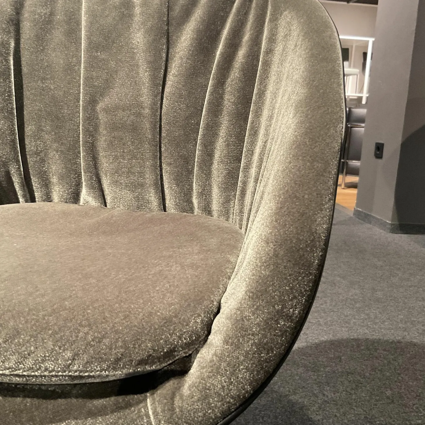 Armlehnstuhl 2043 Dan Stoff Charmellle Cloud 81 Beige Drehgestell Schwarz Mit Rückholmechanik