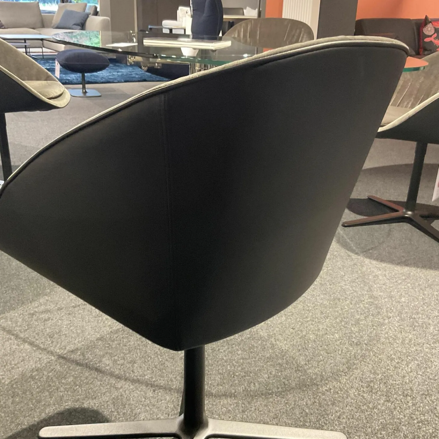 Armlehnstuhl 2043 Dan Stoff Charmellle Cloud 81 Beige Drehgestell Schwarz Mit Rückholmechanik