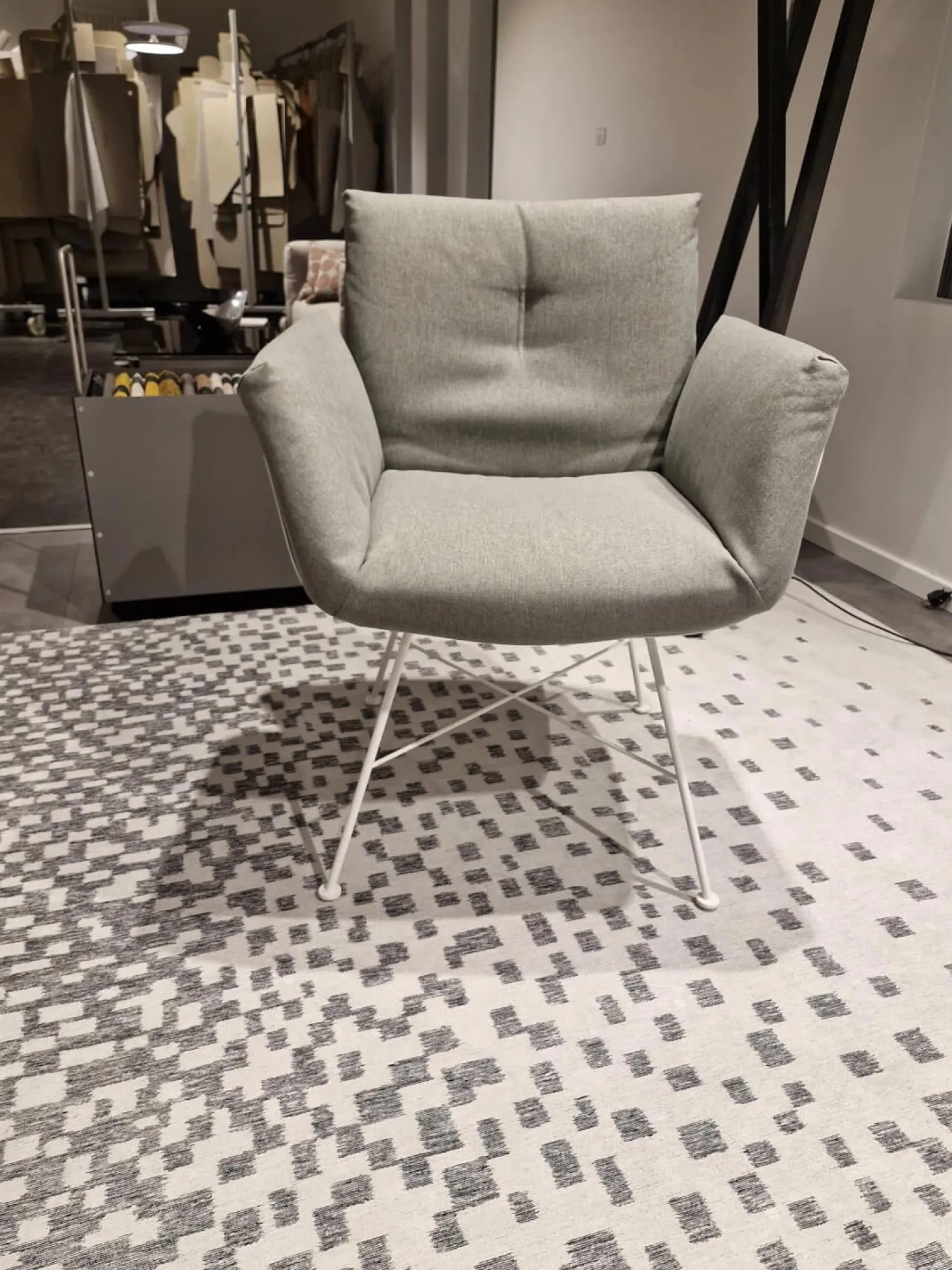 Armlehnstuhl Alvo Stoff 7208 Steingrau Schale Lack Schneeweiß Drahtgestell Schneeweiß Lackiert Mit Kunststoffgleitern