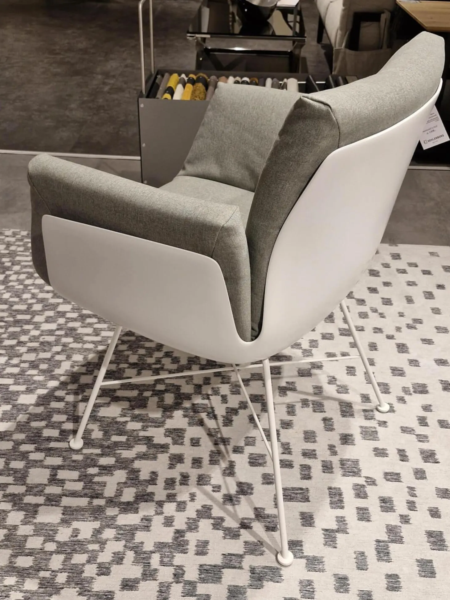 Armlehnstuhl Alvo Stoff 7208 Steingrau Schale Lack Schneeweiß Drahtgestell Schneeweiß Lackiert Mit Kunststoffgleitern