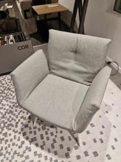 Armlehnstuhl Alvo Stoff 7208 Steingrau Schale Lack Schneeweiß Holzgestell Schneeweiß Lackiert Mit Kunststoffgleitern