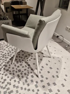 Armlehnstuhl Alvo Stoff 7208 Steingrau Schale Lack Schneeweiß Holzgestell Schneeweiß Lackiert Mit Kunststoffgleitern