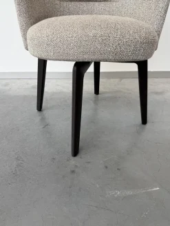 Armlehnstuhl Amelie Dining Stoff Douglas 08 Corda Grau Gestell Kastanie Drehbar