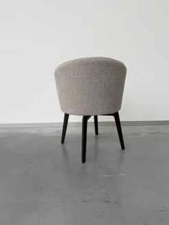 Armlehnstuhl Amelie Dining Stoff Douglas 08 Corda Grau Gestell Kastanie Drehbar