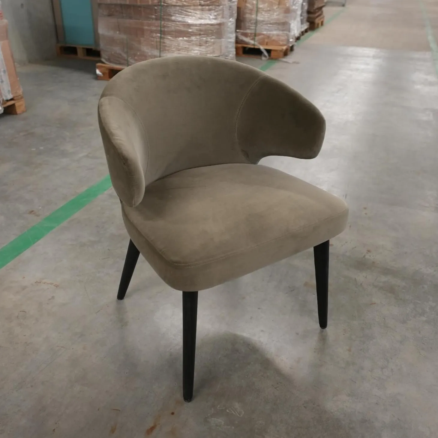 Armlehnstuhl Aston Bezug Hunt Grau Gestell Massivholz Esche Lackiert Moka