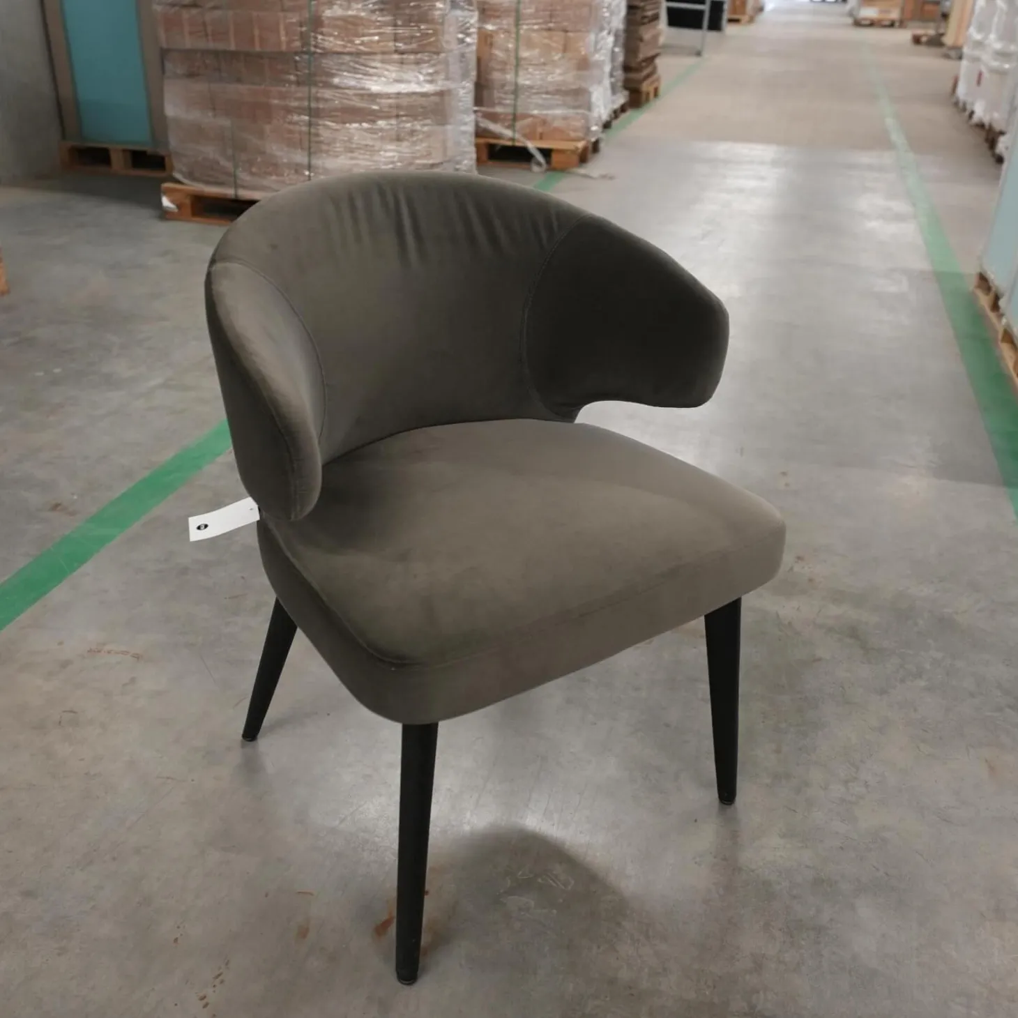 Armlehnstuhl Aston Bezug Hunt Dunkelgrau Gestell Massivholz Esche Lackiert Moka