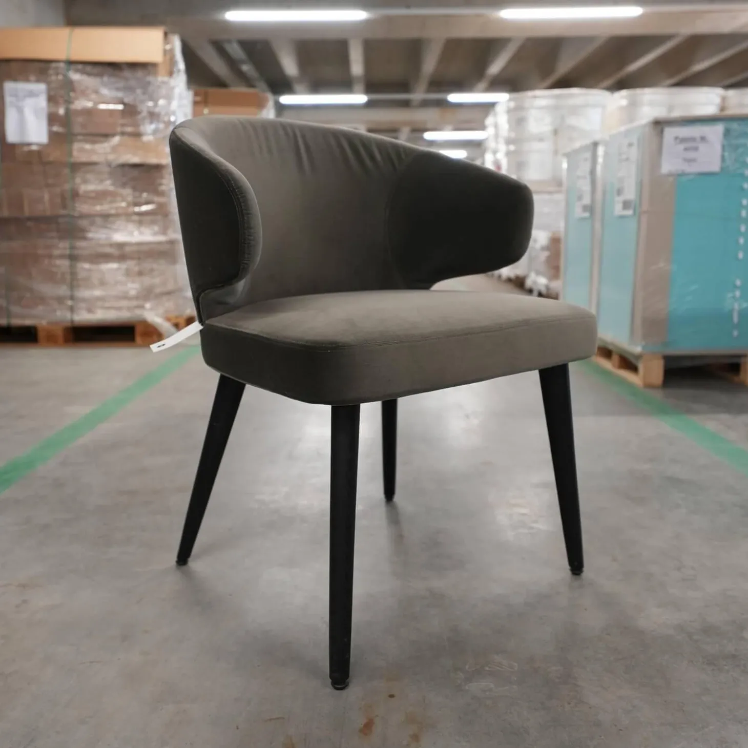 Armlehnstuhl Aston Bezug Hunt Dunkelgrau Gestell Massivholz Esche Lackiert Moka