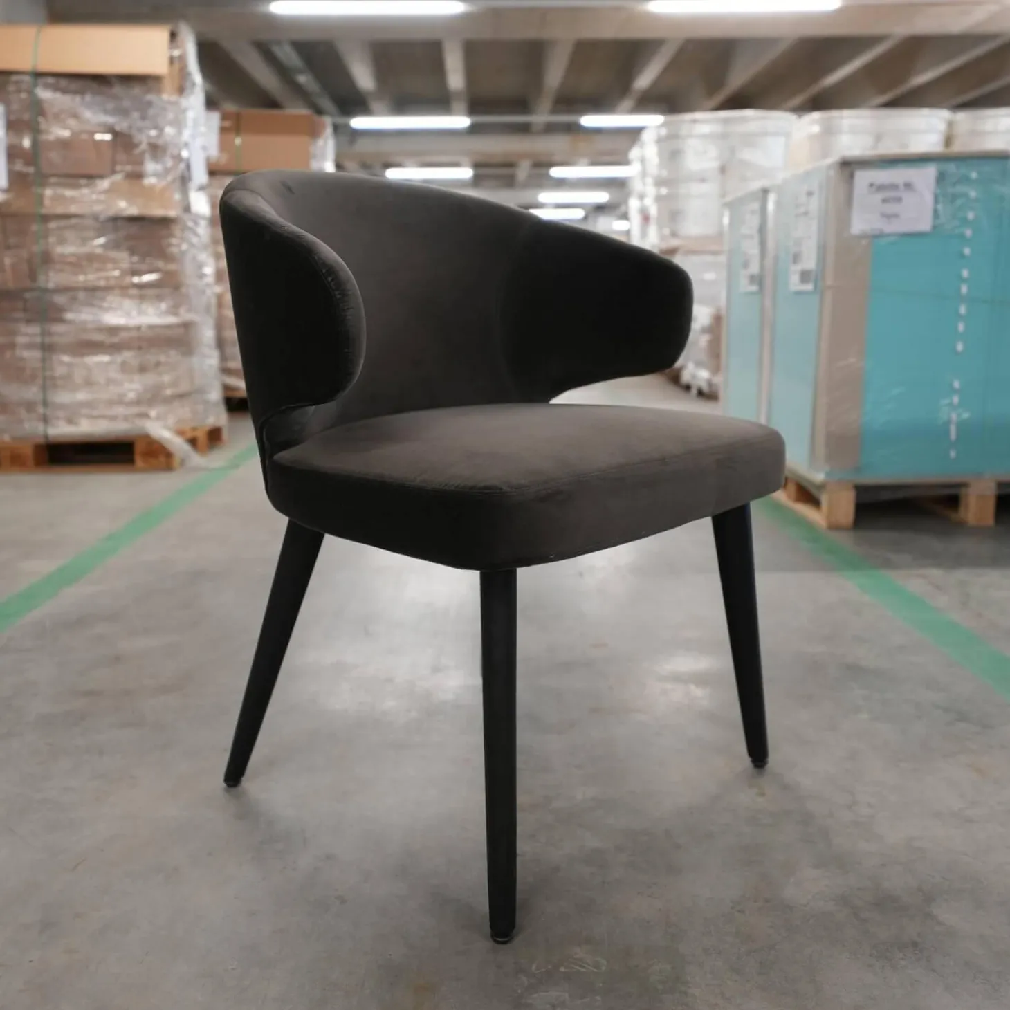 Armlehnstuhl Aston Bezug Hunt Anthrazit Gestell Massivholz Esche Lackiert Moka