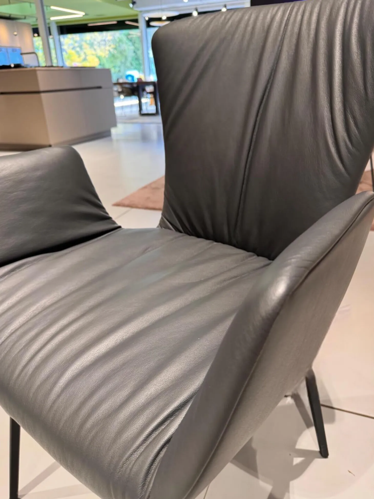 Armlehnstuhl Dexter Leder I 919 Grau Gestell Stahl Schwarz Pulverbeschichtet