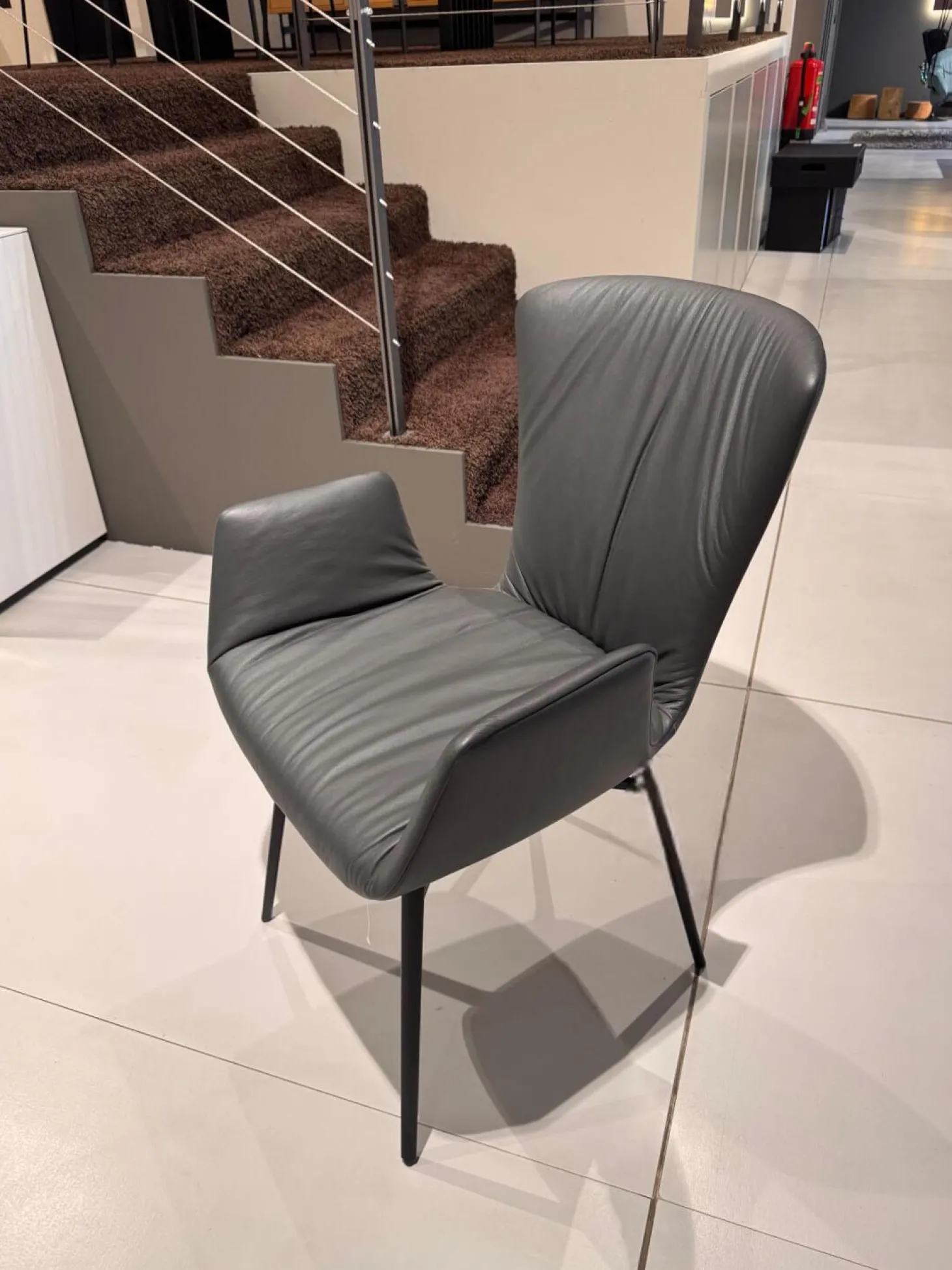 Armlehnstuhl Dexter Leder I 919 Grau Gestell Stahl Schwarz Pulverbeschichtet