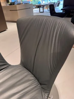 Armlehnstuhl Dexter Leder I 919 Grau Gestell Stahl Schwarz Pulverbeschichtet