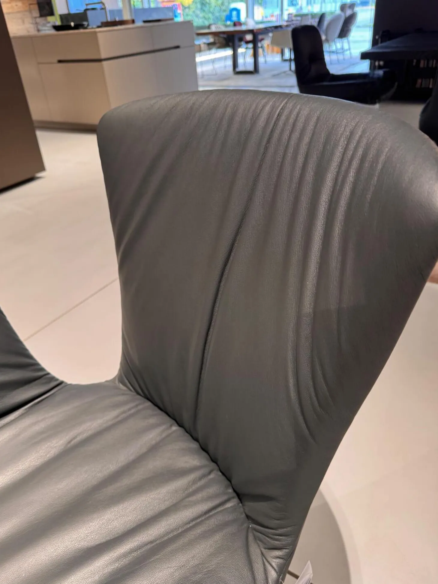 Armlehnstuhl Dexter Leder I 919 Grau Gestell Stahl Schwarz Pulverbeschichtet