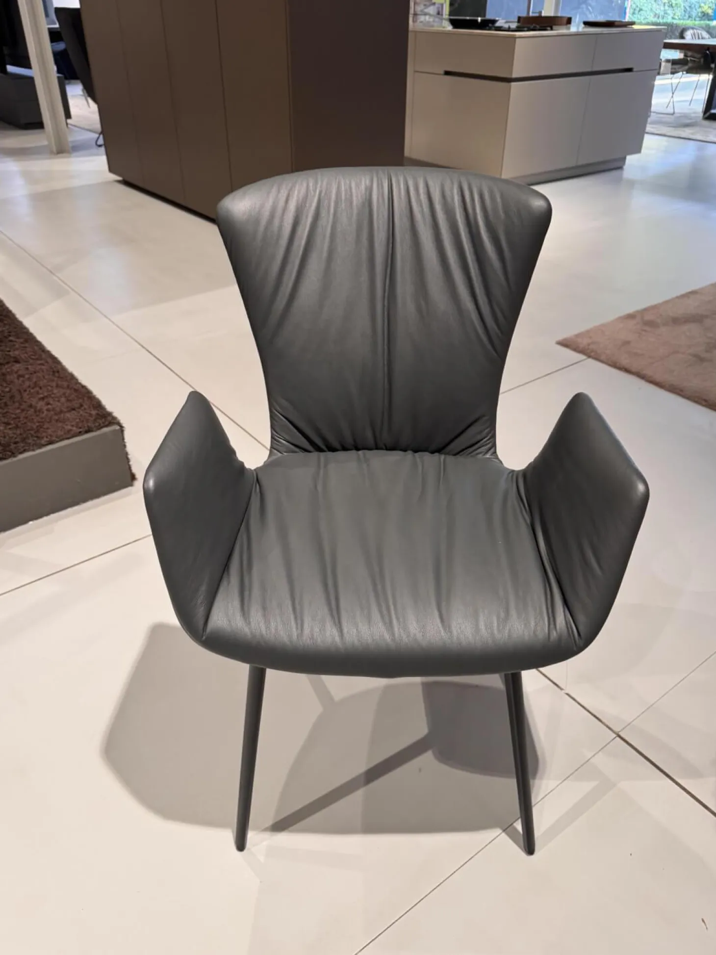 Armlehnstuhl Dexter Leder I 919 Grau Gestell Stahl Schwarz Pulverbeschichtet