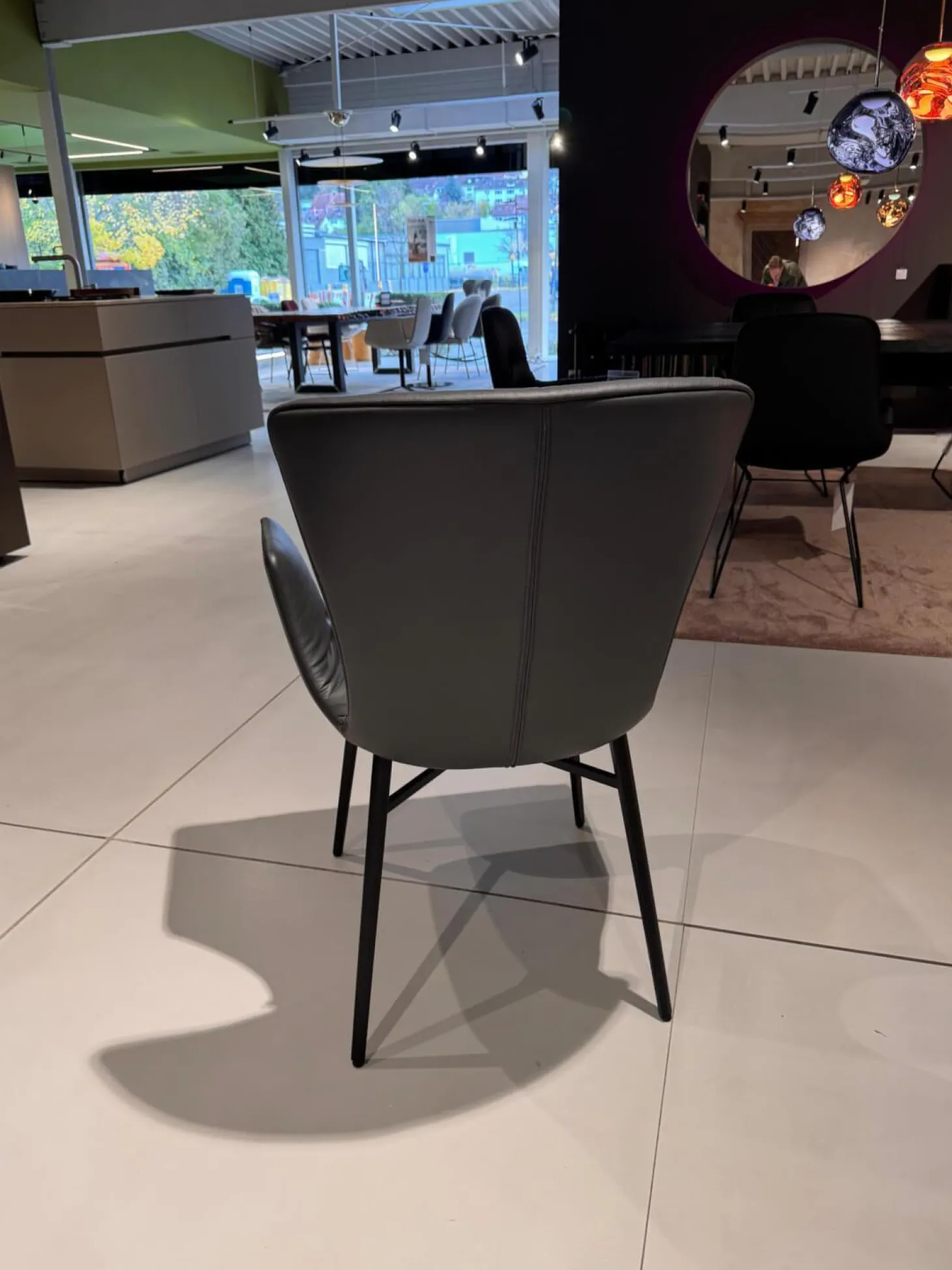 Armlehnstuhl Dexter Leder I 919 Grau Gestell Stahl Schwarz Pulverbeschichtet