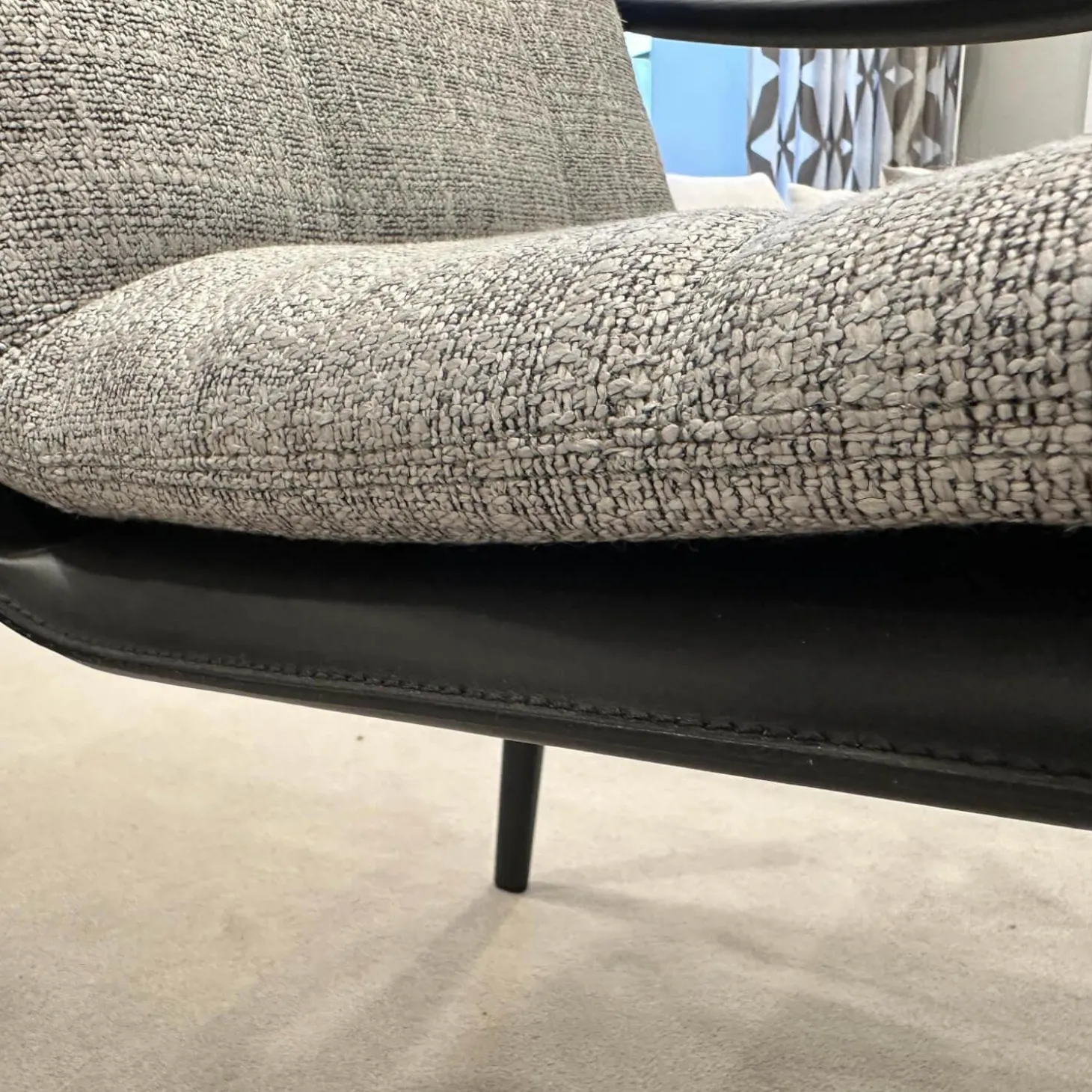 Armlehnstuhl Fynn Stoff H Bright 04 Argento Grau Gestell Massivholz Esche Gebeizt Lakritze Schwarz