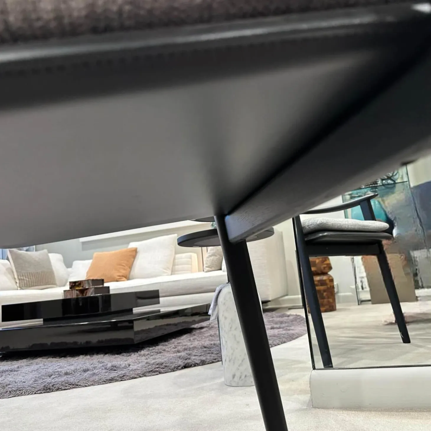 Armlehnstuhl Fynn Stoff H Bright 04 Argento Grau Gestell Massivholz Esche Gebeizt Lakritze Schwarz