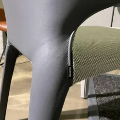 Armlehnstuhl Hola Rücken Leder Anilin Grafite Anthrazit Vorne Stoff Trio 2 Panorama Grau