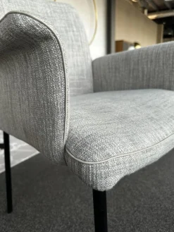 Armlehnstuhl Jaro 200 Bezug Stoff Sama 092 Argento Grau Gestell Edelstahlrohr Schwarz Pulverbeschichtet