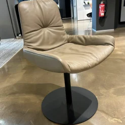 Armlehnstuhl Leya Low Leder Sahara Platino Braun Grau Tellerfuß Metall Tiefschwarz Mit Filzgleitern