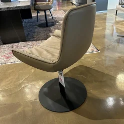 Armlehnstuhl Leya Low Leder Sahara Platino Braun Grau Tellerfuß Metall Tiefschwarz Mit Filzgleitern